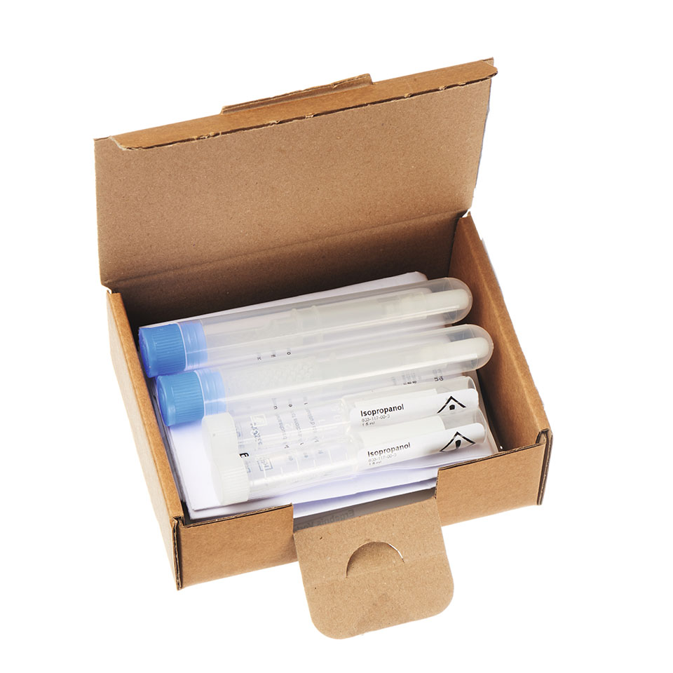 8323880 Dräger DrugTest 5000 systeem Het Dräger DrugTest&reg; 5000 Systeem bestaat uit twee hoofdcomponenten: de Dräger DrugTest&reg; 5000 Analyzer en de Dräger DrugTest 5000 Testkits. De Dräger DrugTest 5000 Analyzer is een mobiel meetinstrument voor kwalitatieve detectie van drugs in speeksel die worden verzameld met behulp van de Dräger DrugTest&reg; 5000 Testkits.